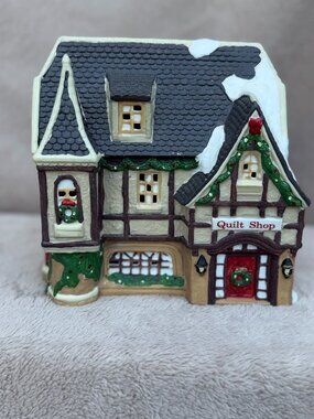 Vintage Christmas Village Ceramic "Quilt Shop" Light-Up Building 🏡🧵🎄